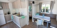 Luxuscamping - Emilia Romagna - Mobilheim Moda 4/6 Personen 2 Zimmer AC 2 BZ von Vacanceselect auf Camping Marina Camping Village