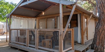 Luxuscamping - Costa Brava - Ecoluxe Zelt 4/5 Personen 2 Zimmer Klimaanlage Badezimmer von Vacanceselect auf Camping La Masia