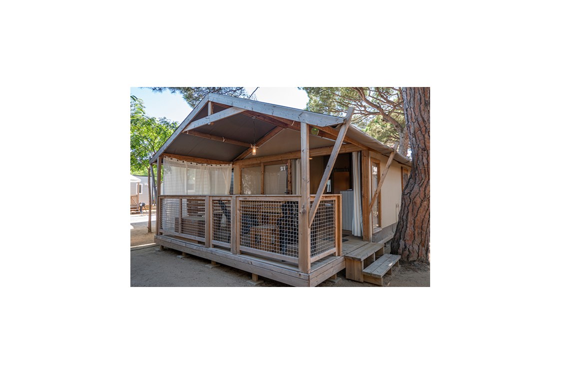 Glampingunterkunft: Ecoluxe Zelt 4/5 Personen 2 Zimmer Klimaanlage Badezimmer von Vacanceselect auf Camping La Masia