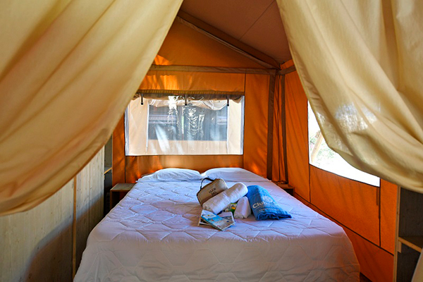 Glampingunterkunft: Safarizelt 6 Personen 3 Zimmer Badezimmer von Vacanceselect auf Camping Orbetello