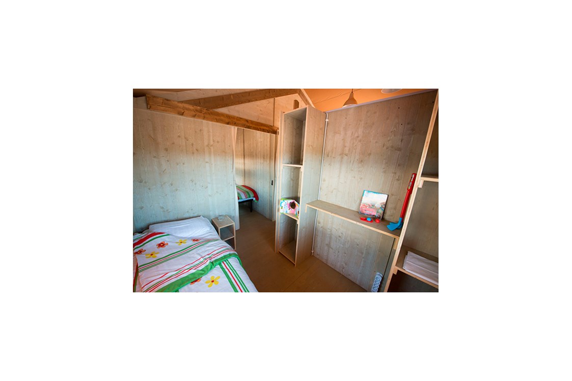 Glampingunterkunft: Safarizelt 6 Personen 3 Zimmer Badezimmer von Vacanceselect auf Camping Orbetello