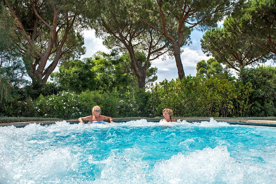 Glampingunterkunft: Airlodge 4 Personen 2 Zimmer Badezimmer von Vacanceselect auf Camping Orbetello