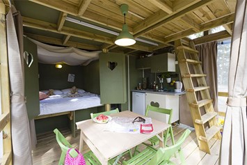 Glampingunterkunft: Airlodge 4 Personen 2 Zimmer Badezimmer von Vacanceselect auf Camping Orbetello