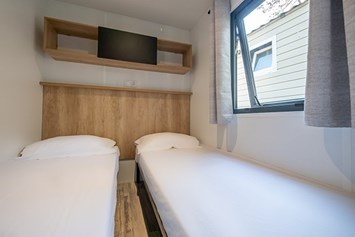 Glampingunterkunft: Mobilheim Moda 6 Personen 3 Zimmer Klimaanlage von Vacanceselect auf Camping Palmyre Loisirs