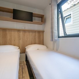 Glampingunterkunft: Mobilheim Moda 6 Personen 3 Zimmer Klimaanlage von Vacanceselect auf Camping Palmyre Loisirs
