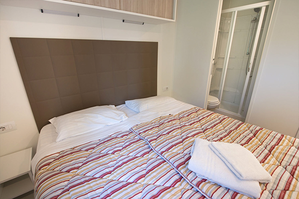 Glampingunterkunft: Mobilheim Moda 6 Personen 3 Zimmer AC 2 Badezimmer von Vacanceselect auf Camping Bijela Uvala