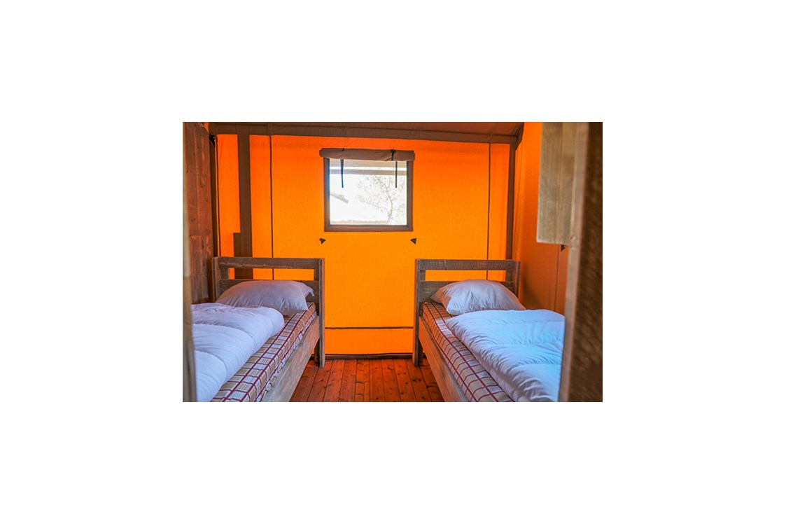 Glampingunterkunft: Safarizelt XXL 4/6 Personen 3 Zimmer Badezimmer von Vacanceselect auf Camping Valkanela