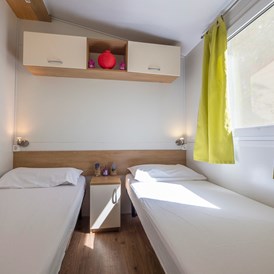 Glampingunterkunft: Mobilheim Moda 6 Personen 3 Zimmer Klimaanlage von Vacanceselect auf Camping Valkanela