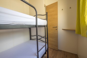 Glampingunterkunft: Mobilheim Moda 6 Personen 3 Zimmer Klimaanlage von Vacanceselect auf Camping Valkanela