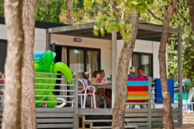Glampingunterkunft: Mobilheim Moda 6 Personen 3 Zimmer AC Geschirrspüler von Vacanceselect auf Camping Valkanela