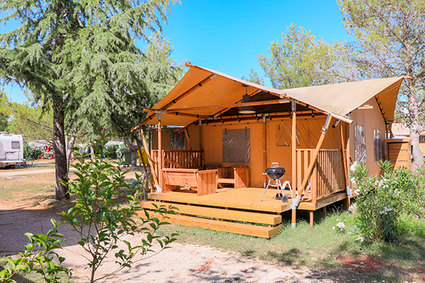 Luksuzno kampiranje - Art der Unterkunft: Safari-Zelt - Camping Vestar - Vacanceselect Safarizelt XL 4/6 Personen 3 Zimmer Badezimmer von Vacanceselect auf Camping Vestar