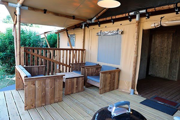 Glampingunterkunft: Safarizelt XL 4/6 Personen 3 Zimmer Badezimmer von Vacanceselect auf Camping Vestar