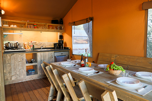 Glampingunterkunft: Safarizelt XL 4/6 Personen 3 Zimmer Badezimmer von Vacanceselect auf Camping Vestar