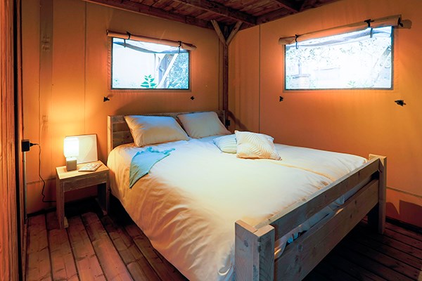 Glampingunterkunft: Safarizelt XL 4/6 Personen 3 Zimmer Badezimmer von Vacanceselect auf Camping Vestar