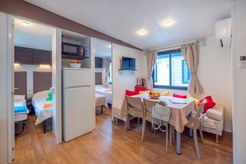 Glampingunterkunft: Mobilheim Moda 6 Personen 3 Zimmer Klimaanlage Geschirrspüler von Vacanceselect auf Camping Zaton