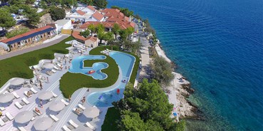 Luxuscamping - Split - Dubrovnik - Mobilheim Moda 5/6 Personen 2 Zimmer Klimaanlage von Vacanceselect auf Camping Vranjica Belvedere