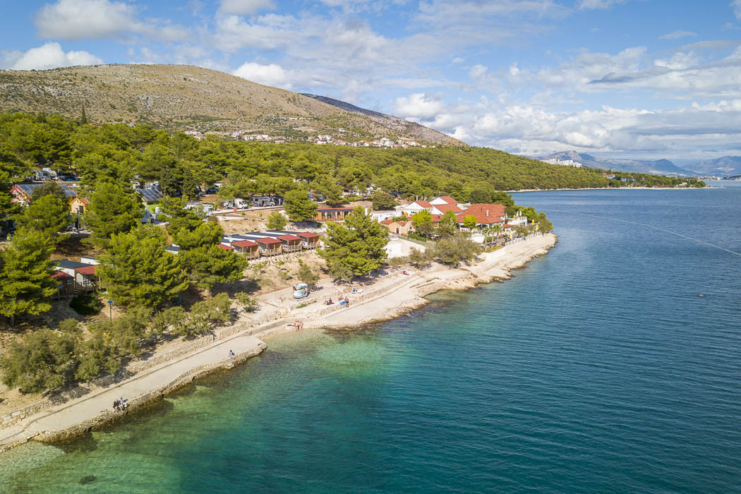 Camping Vranjica Belvedere - Vacanceselect: Mobilheim Moda 6 Pers 3 Zimmer  AC Geschirrspler von Vacanceselect auf Camping Vranjica Belvedere |  Glamping in Seget Vranjica, Dalmatien | glamping.info