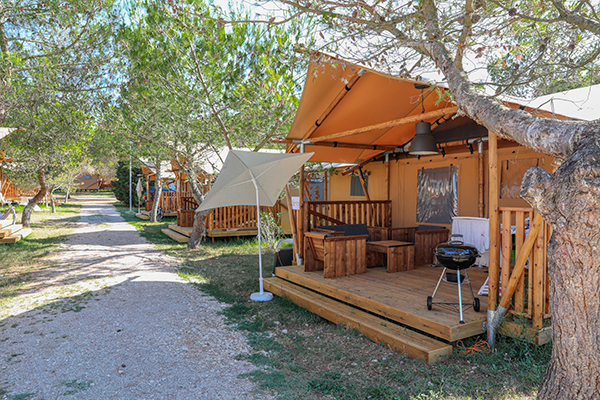 Glampingunterkunft: Safarizelt XL 4/6 Personen 3 Zimmer Badezimmer von Vacanceselect auf Camping Mon Perin