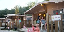 Luxuscamping - Toskana - Lodgezelt Deluxe 5/6 Pers 2 Zimmer Badezimmer von Vacanceselect auf Camping Norcenni Girasole Club