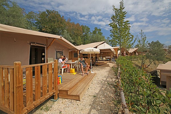 Glampingunterkunft: Lodgezelt Deluxe 5/6 Pers 2 Zimmer Badezimmer von Vacanceselect auf Camping Norcenni Girasole Club