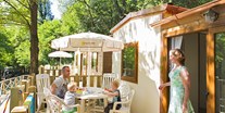 Luxuscamping - Toskana - Mobilheim Moda 6 Personen 3 Zimmer Klimaanlage von Vacanceselect auf Camping Norcenni Girasole Club