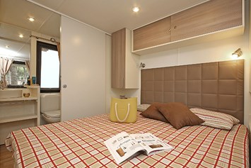 Glampingunterkunft: Mobilheim Moda 6 Personen 3 Zimmer Klimaanlage von Vacanceselect auf Camping Norcenni Girasole Club