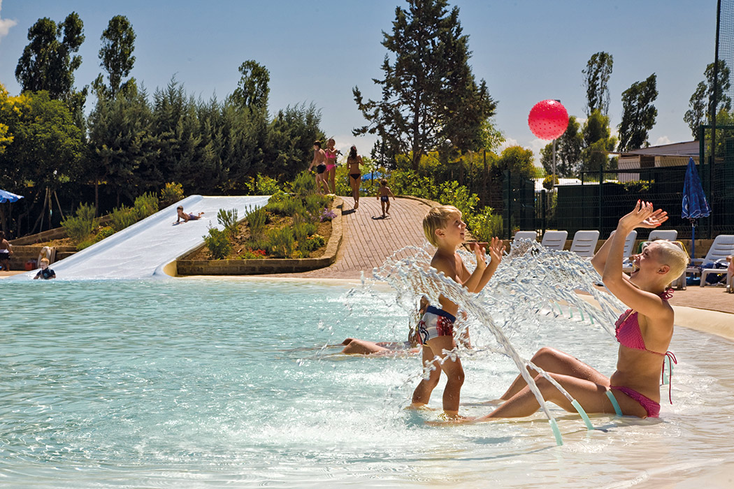 Luxuscamping - Dusche - Latium - Camping Fabulous Village - Vacanceselect Mobilheim Moda 4/5 Personen 2 Zimmer Klimaanlage von Vacanceselect auf Camping Fabulous Village