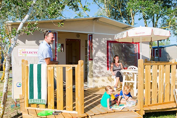 Glampingunterkunft: Lodgezelt 4/5 Pers 2 Zimmer BZ von Vacanceselect auf Camping Les Méditerranées - Beach Garden