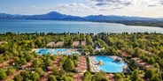 Luxuscamping - Umgebungsschwerpunkt: See - Peschiera del Garda - Lodgezelt Deluxe 5/6 Personen 2 Zimmer Badezimmer von Vacanceselect auf Camping Bella Italia