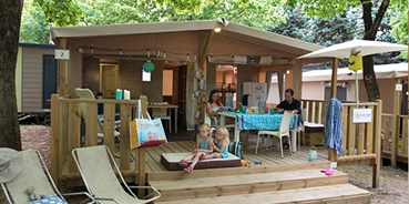 Luxuscamping - Gardasee - Lodgezelt Deluxe 5/6 Personen 2 Zimmer Badezimmer von Vacanceselect auf Camping Bella Italia