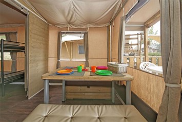 Glampingunterkunft: Lodgezelt Deluxe 5/6 Personen 2 Zimmer Badezimmer von Vacanceselect auf Camping Bella Italia