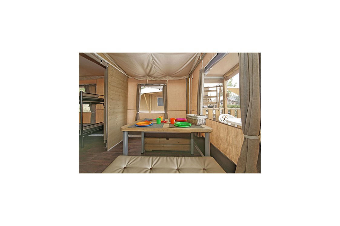 Glampingunterkunft: Lodgezelt Deluxe 5/6 Personen 2 Zimmer Badezimmer von Vacanceselect auf Camping Bella Italia