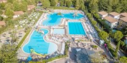 Luxuscamping - Bad und WC getrennt - Peschiera del Garda - Mobilheim Moda 6 Personen 3 Zimmer Klimaanlage von Vacanceselect auf Camping Bella Italia