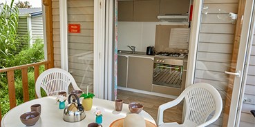 Luxuscamping - Cisano di Bardolino - Mobilheim Moda 4/5 Personen 2 Zimmer Klimaanlage von Vacanceselect auf Camping Cisano & San Vito