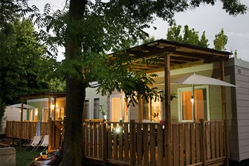 Glampingunterkunft: Mobilheim Moda 5/6 Personen 2 Zimmer Klimaanlage von Vacanceselect auf Camping Cisano & San Vito