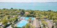 Luxuscamping - Gardasee - Mobilheim Moda 6 Personen 3 Zimmer Klimaanlage von Vacanceselect auf Camping Cisano & San Vito