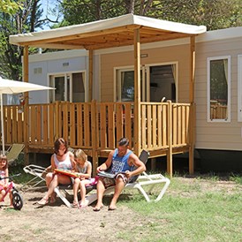 Glampingunterkunft: Mobilheim Moda 6 Personen 3 Zimmer Klimaanlage von Vacanceselect auf Camping Cisano & San Vito