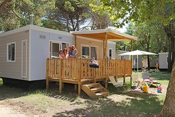 Glampingunterkunft: Mobilheim Moda 6 Personen 3 Zimmer Klimaanlage von Vacanceselect auf Camping Cisano & San Vito