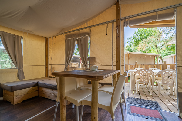 Luxuscamping - Preisniveau: exklusiv - Cavallino - Camping Marina di Venezia - Vacanceselect Lodgezelt Deluxe 5/6 Personen 2 Zimmer Badezimmer von Vacanceselect auf Camping Marina di Venezia