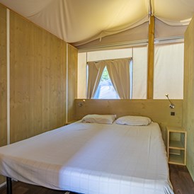 Glampingunterkunft: Lodgezelt Deluxe 5/6 Personen 2 Zimmer Badezimmer von Vacanceselect auf Camping Marina di Venezia