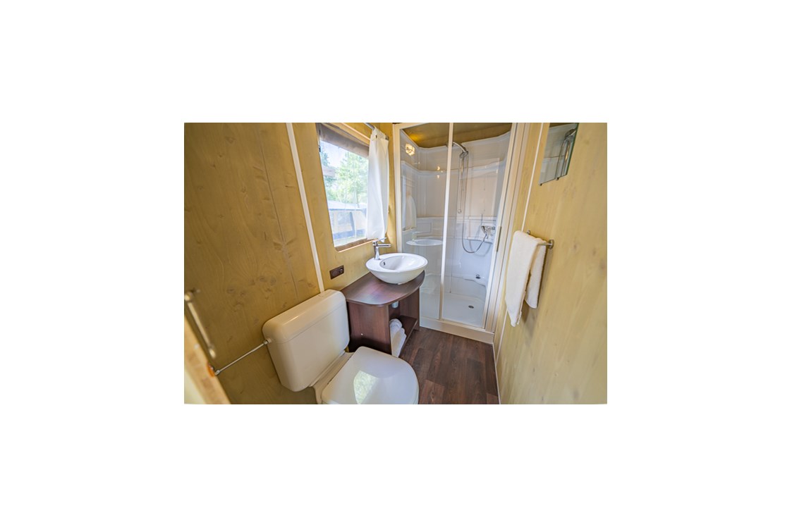 Glampingunterkunft: Lodgezelt Deluxe 5/6 Personen 2 Zimmer Badezimmer von Vacanceselect auf Camping Marina di Venezia