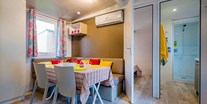 Luxuscamping - Mobilheim Moda 5/6 Personen 2 Zimmer Klimaanlage von Vacanceselect auf Camping Marina di Venezia