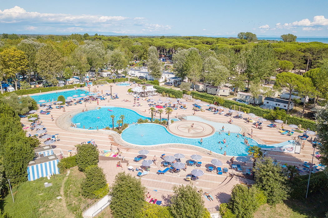 Glampingunterkunft: Airlodge 4 Personen 2 Zimmer Badezimmer von Vacanceselect auf Camping Laguna Village