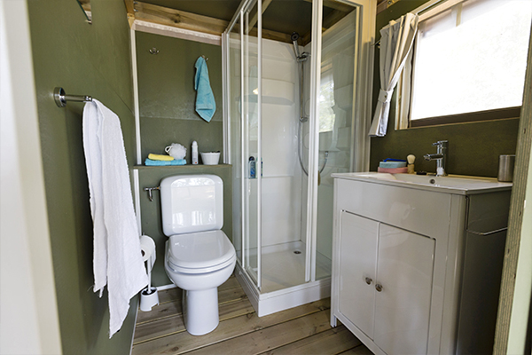 Luxuscamping - Art der Unterkunft: spezielle Unterkunft - Italien - Camping Laguna Village - Vacanceselect Airlodge 4 Personen 2 Zimmer Badezimmer von Vacanceselect auf Camping Laguna Village