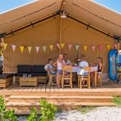 Luxuscamping: Safarizelt 6 Personen 3 Zimmer Badezimmer von Vacanceselect auf Camping Bi Village