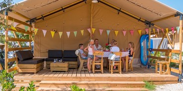 Luxuscamping - Pula - Safarizelt 6 Personen 3 Zimmer Badezimmer von Vacanceselect auf Camping Bi Village