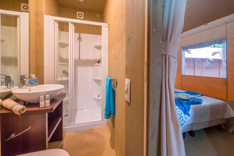 Glampingunterkunft: Safarizelt 6 Personen 3 Zimmer Badezimmer von Vacanceselect auf Camping Bi Village