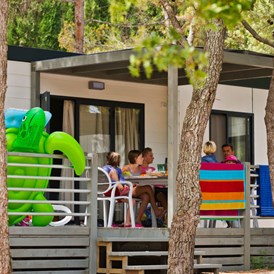 Glampingunterkunft: Mobilheim Moda 6 Pers 3 Zimmer Klimaanlage Geschirrspüler von Vacanceselect auf Camping Bi Village