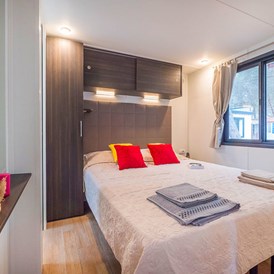 Glampingunterkunft: Mobilheim Moda 6 Pers 3 Zimmer Klimaanlage Geschirrspüler von Vacanceselect auf Camping Bi Village