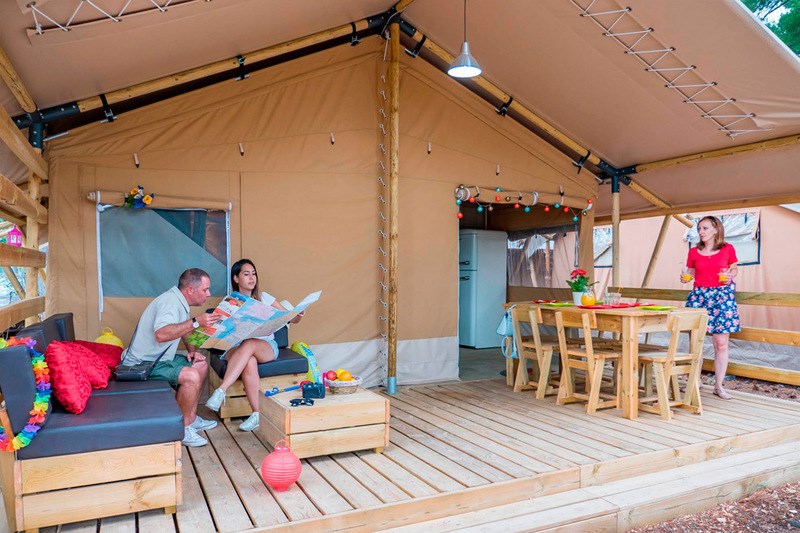Glampingunterkunft: Safarizelt 6 Personen 3 Zimmer Badezimmer von Vacanceselect auf Camping Polari